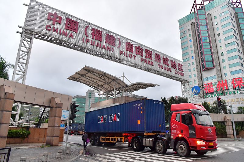 貨櫃車駛出福建自貿試驗區福州片區。（資料圖片）