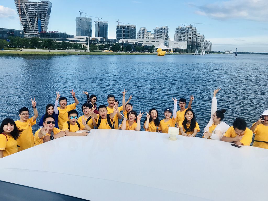 第七屆海峽青年節，參加兩岸大學生領袖營的兩岸青年在濱海新城開心合影。