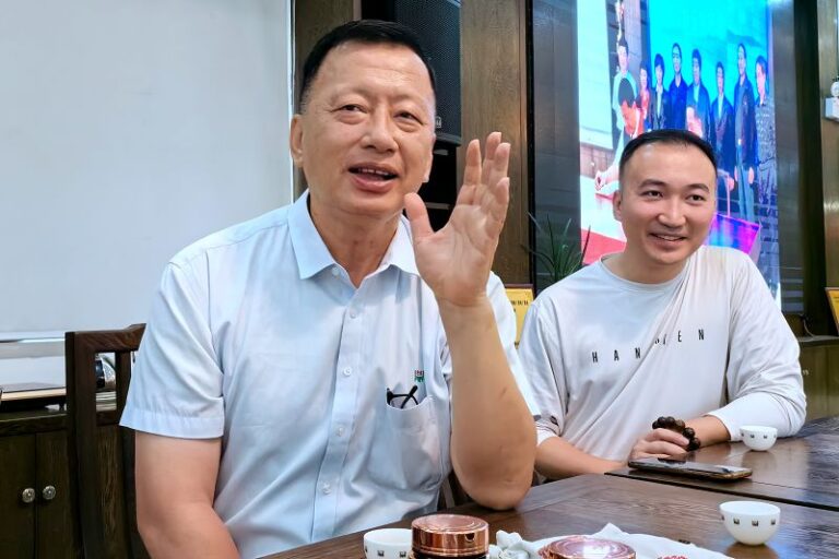 5月23日，台農、福建省龍岩市漳平台商聯誼會會長李志鴻（左）向中新社記者分享「登陸」創業故事。 中新社