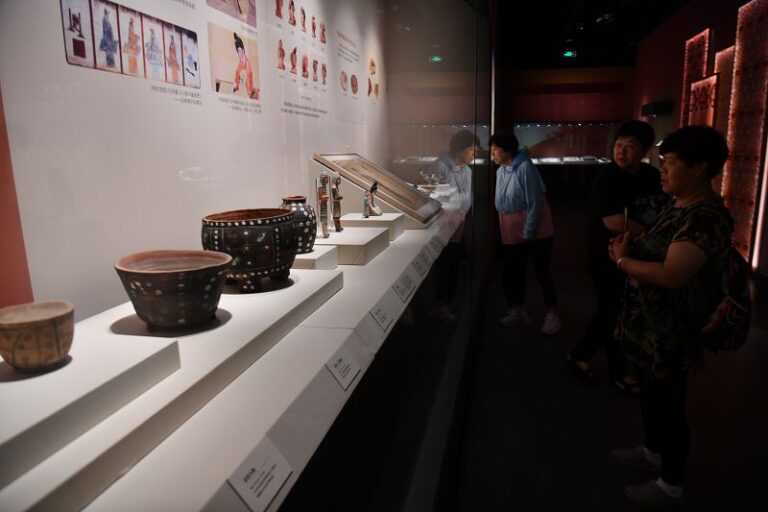 5月28日，“錦綉西域 萬里同風——新疆絲路文化特展”在成都開展。 中新社