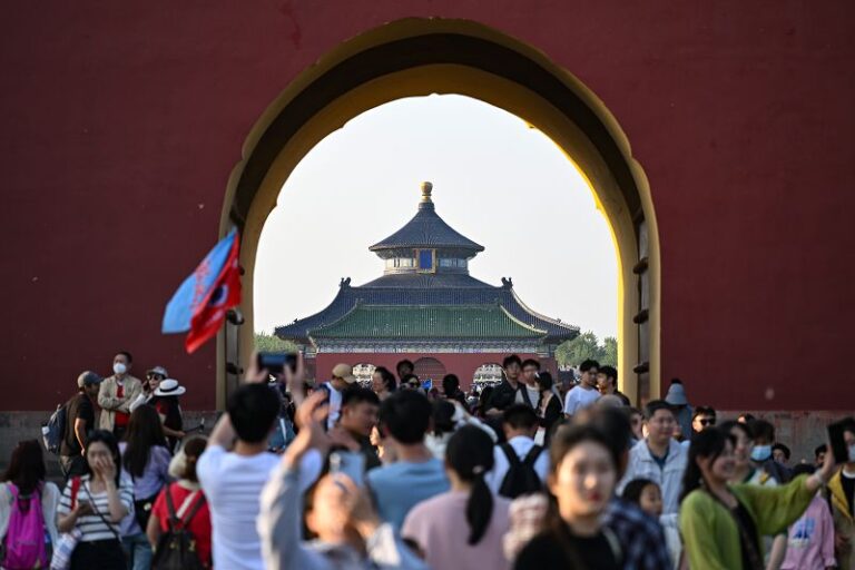5月2日，遊客在天壇公園遊覽、拍照。 中新社