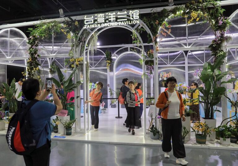 5月7日，四川成都，市民遊客在2024成都世園會郫都分會場中的台灣洋蘭館參觀。 中新社