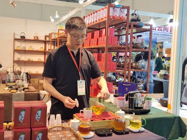 5月9日，第十三屆四川茶博會在成都開幕。圖為台灣茶商王煥文現場沖泡烏龍茶。