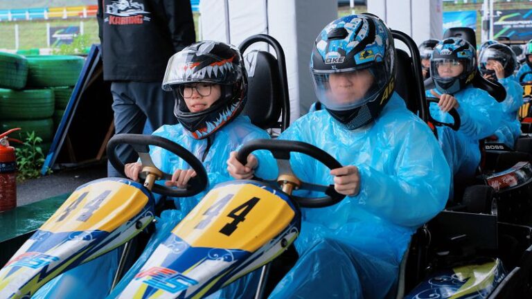兩岸青年體驗卡丁車運動。