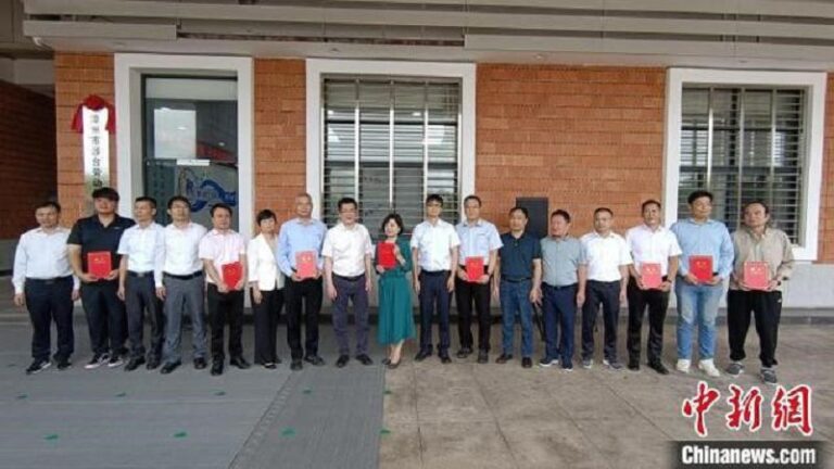 4日，「漳州市涉台勞動爭議調解中心」揭牌儀式在福建漳州台商投資區舉行，圖為揭牌儀式結束後合影。