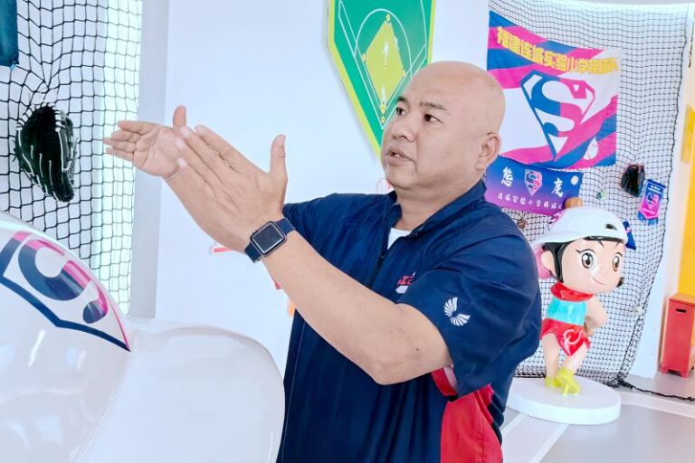 5月20日，台灣棒球教練呂金霖向中新社記者分享兩岸棒球交流故事。 中新社