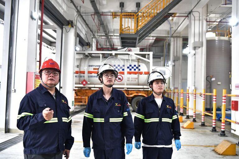 5月21日，福建天甫電子材料有限公司常務副總經理劉奕豐（左）和同事在工作中。 中新社