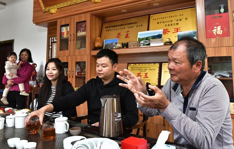 5月23日，張朝榮（右二）一家子向中新社記者講述了扎根「大陸阿里山」的種茶故事。 中新社