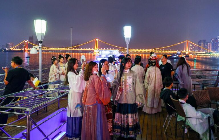 5月31日晚，兩岸青年身穿漢服，夜遊長江。