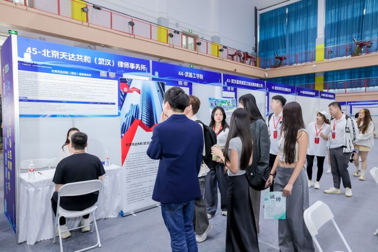 5月31日，2024年「千崗迎台青」台灣青年實習就業專場招聘會在武漢舉行，台青尋覓心儀崗位。（主辦方供圖）