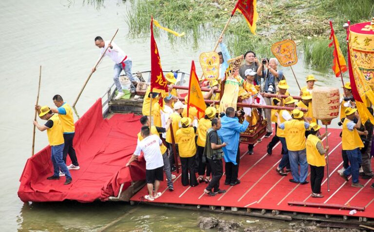 6月10日，霞浦縣松山街道松山小漁村上演別具風情的「媽祖走水」民俗活動。
