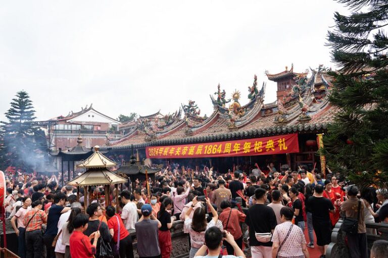 6月16日，逾500名海內外信眾在福建泉州通淮關岳廟參與關帝誕辰1864週年祭祀典禮。泉州通淮關岳廟供圖