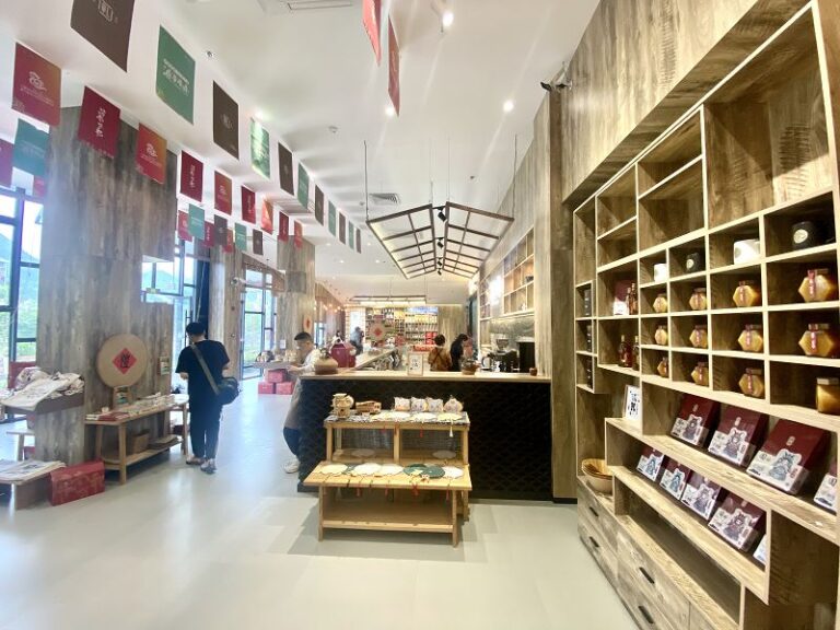 6月18日，雙溪鎮的屏南有禮展示館吸引遊人徜徉其間。 中新社