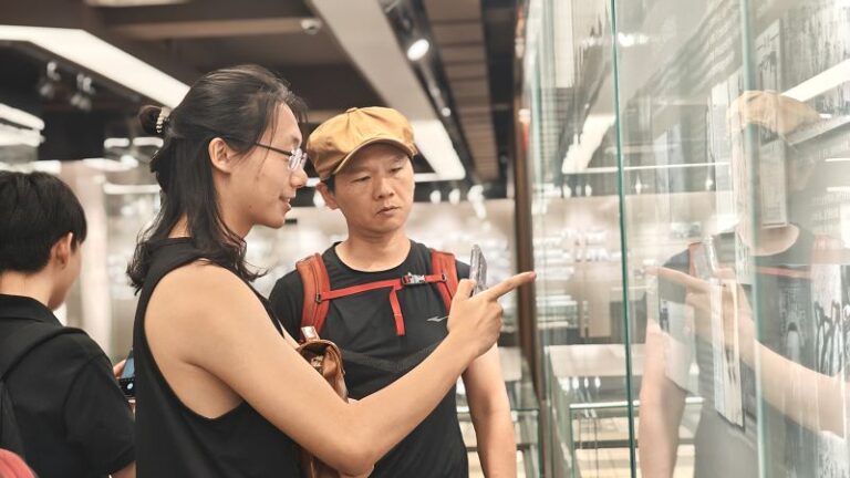 6月26日，十餘位台灣青年藝術家走進中央美術學院參觀交流。中新社