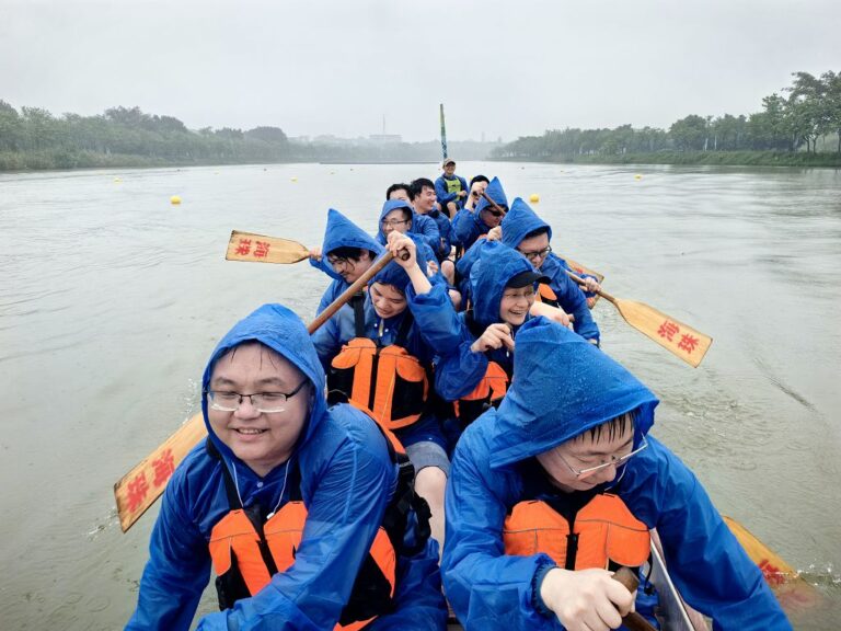 6月5日，兩岸青年在廣州海珠國家濕地公園划龍舟共迎端午。