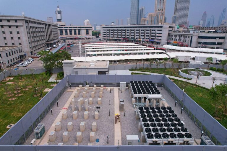 6月5日，國網天津高壓公司作業人員在天津首座地下220千伏變電站檢查主變壓器地上循環水冷設備。