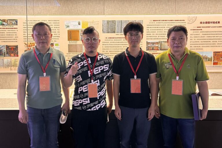 6月9日，台胞吳瑞當（左二）與講述自己「尋根」故事的展板合影留念。