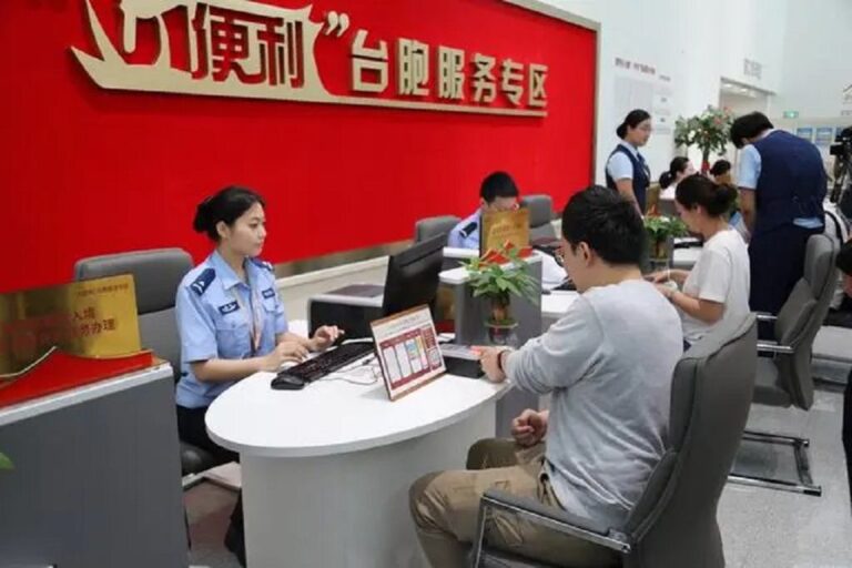 「近便利」台胞服務專區內，台胞正在辦理業務。