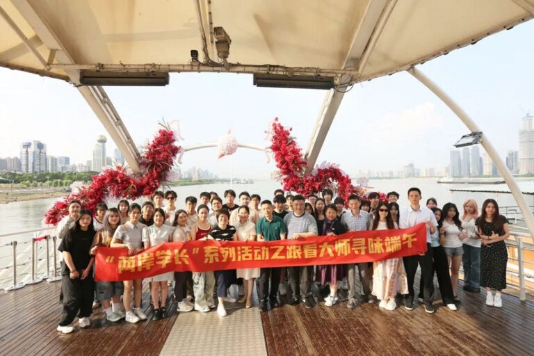 “两岸学长”跟着大师寻味端午