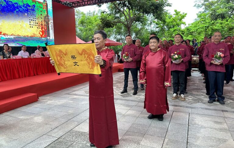 兩岸民眾廈門延平郡王祠共祭鄭成功