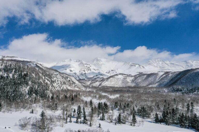 冬日藍天白雲下的長白山（無人機照片）。