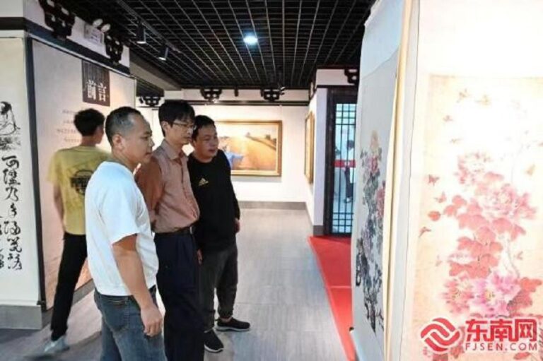 參觀書畫作品