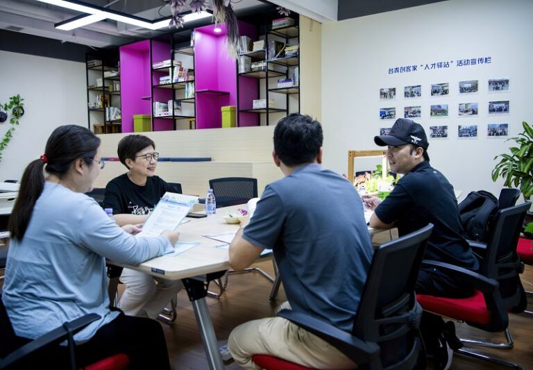 在廈門「台青創客家」路演大廳裡，負責人虞慧芳（左二）與團隊成員溝通交流（6月14日攝）。