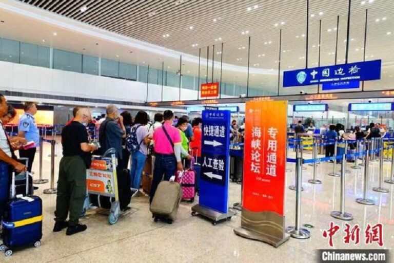 廈門邊檢總站高崎邊檢站開設「海峽論壇」專用通道，服務台胞參會。