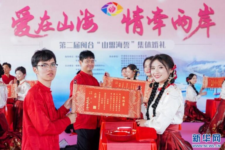 新人在集體婚禮上展示婚書。新華網