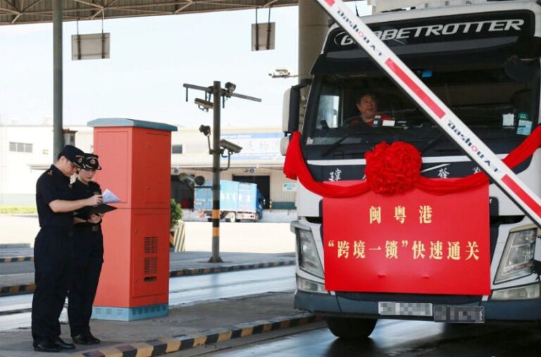 17日，首批以閩粵港「跨境一鎖」快速通關模式運輸的貨運車輛從廈門出發。