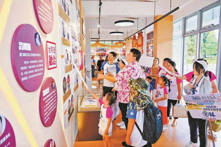 2024年集美區兩岸研學體驗營的營員在體驗特色研學課程。