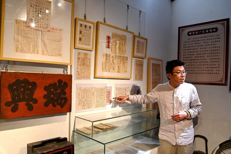 5月14日，台灣鄉建鄉創團隊創建高陽樓僑鄉記憶館，台胞蘇裕煌向記者介紹展出僑批等物件。 中新社