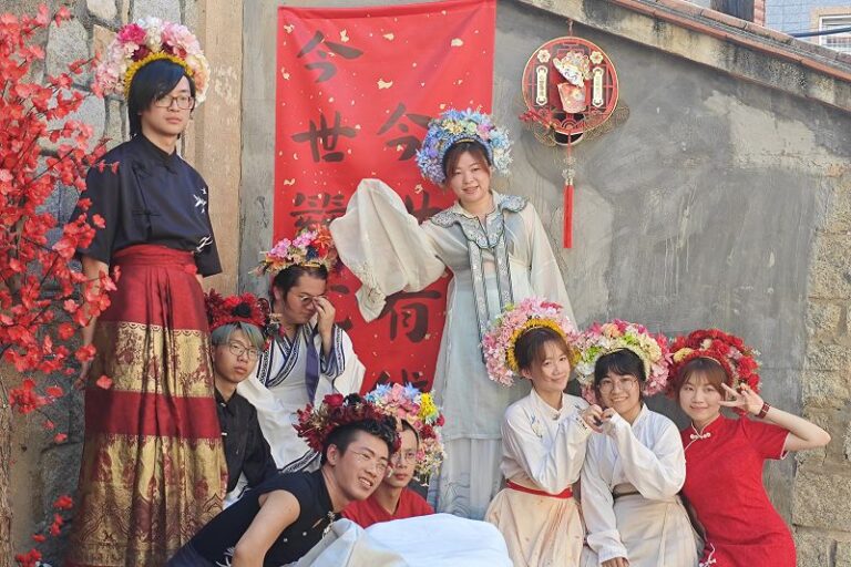 7月11日，海峽兩岸青年師生在泉州蟳埔民俗文化村，體驗「簪花圍」。