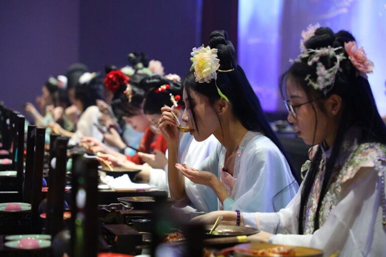 7月16日晚，在重慶市巴國城舉行的全景沉浸式文化主題餐秀活動中，近40名兩岸青年沉浸式感受古風禮宴。