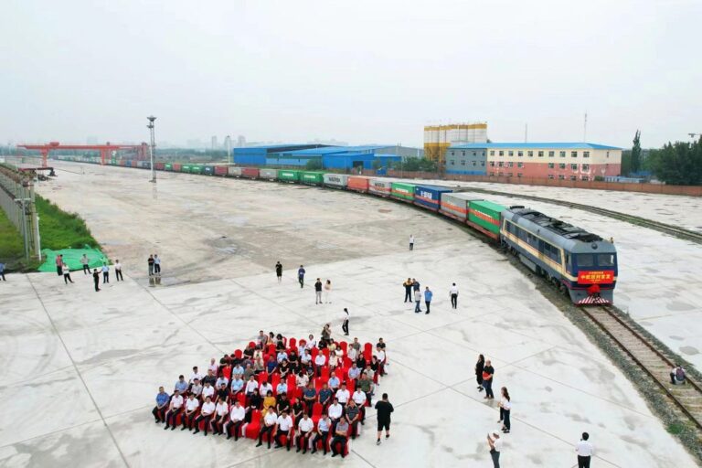 7月1日上午，一列滿載汽車配件、機械設備的貨運列車從位於天津西青區的天津國際陸港駛出，前往俄羅斯莫斯科，這是天津國際陸港首次開行中歐班列。（中新社）