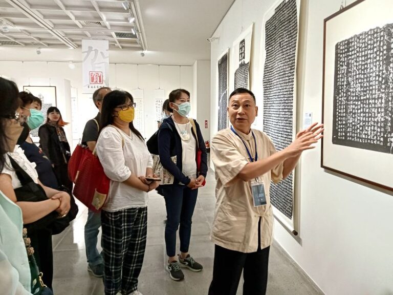 7月20日，「2024臨古開新 共書輝煌——西安碑林海峽兩岸臨書展」在台灣南投舉行開幕儀式。圖為台灣觀眾參觀展覽並聆聽講解。中新社