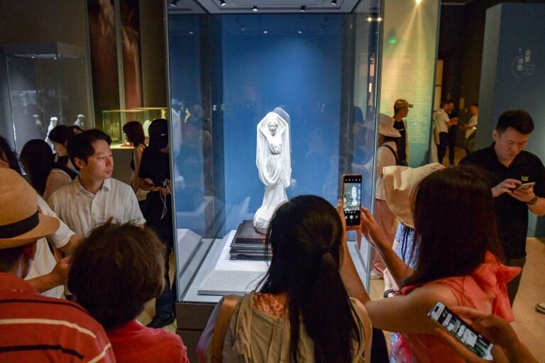 7月20日，觀眾在中國美術館舉辦的「德行天下·化育萬物——『中國白·德化瓷』藝術展」上觀看白瓷作品《霓裳若舞》。2