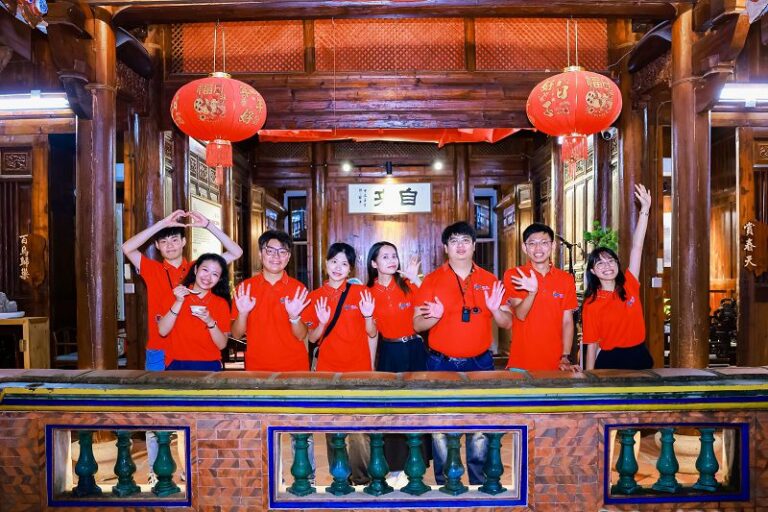 7月27日，台灣青年學生走進福建泉州開啟「青年華夏行」，在閩南古厝感受泉州魅力。（主辦方供圖）