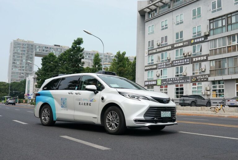 在北京亦莊的自動駕駛示範區內，自動駕駛測試車輛在進行車載設備的道路測試（6月19日攝）。