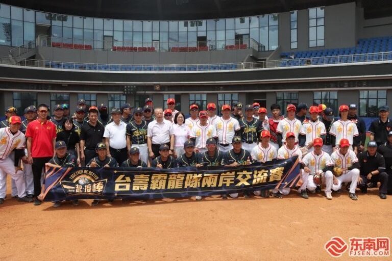 比賽前兩支參賽隊合影。