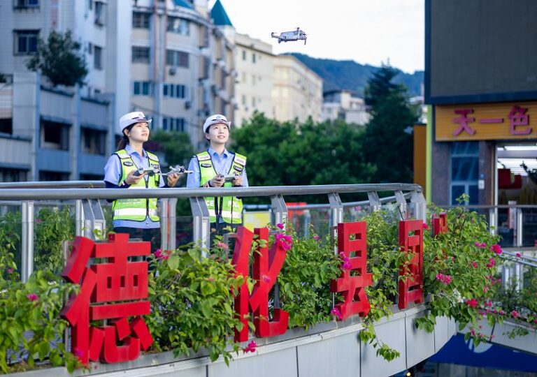 民輔警使用無人機維護交通