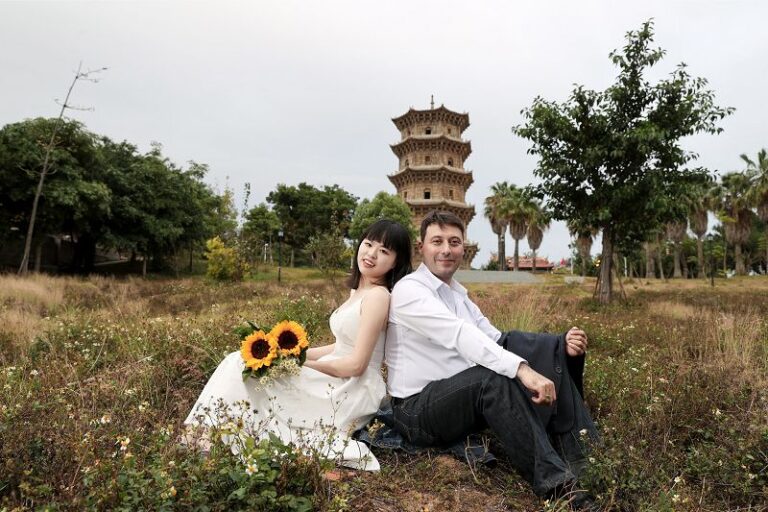 2021年4月5日，意大利攝影師艾羅斯與妻子林園園在福建泉州以六勝塔為背景補拍婚紗照。 （艾羅斯供圖）