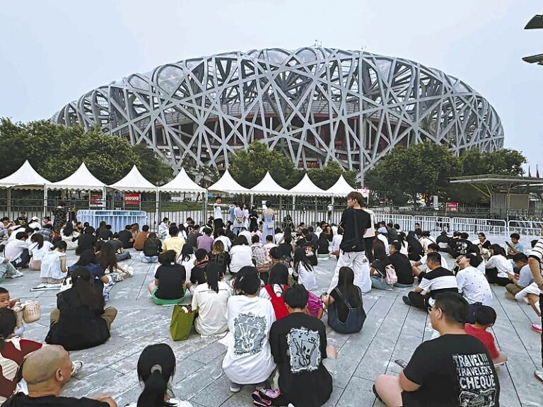 50「鳥巢」外，歌迷早早趕來等待進場。