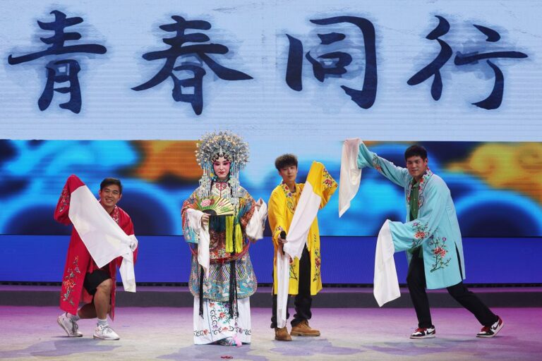 7月24日，兩岸青年在海峽兩岸（泰州）梅蘭芳藝術文化周開幕上表演自創潮戲曲《戲說泰州》(泱波攝)