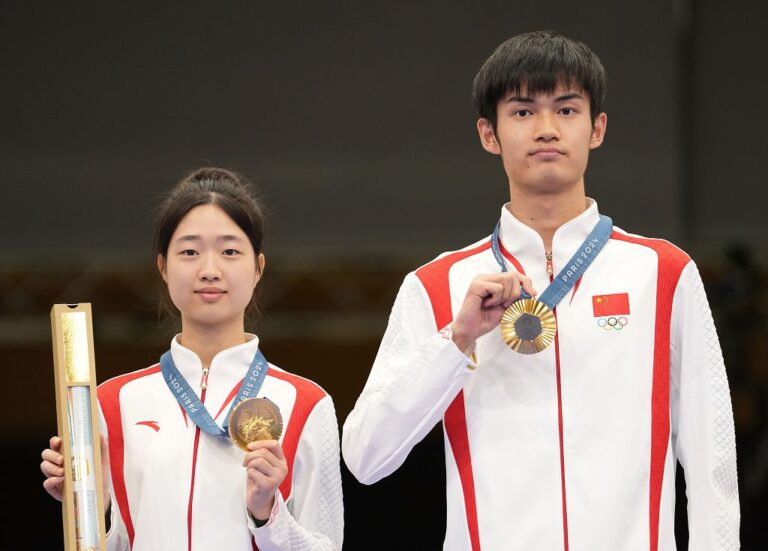 7月27日，冠軍中國選手黃雨婷（左）盛李豪在頒獎儀式上。新華社