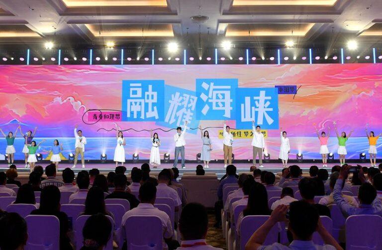 8月15日，第十二屆海峽青年節峰會在福州舉行，台灣青年歌手和大陸青年阿卡貝拉人聲樂團共同演繹原創歌曲《融耀海峽》。 中新社