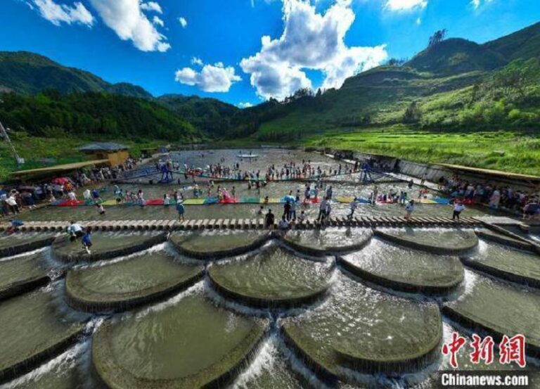 8月1日，周寧七步·八蒲海峽兩岸文化創意園開園儀式暨第二屆親涼谷夏日清涼季活動現場，遊客在水中嬉戲。