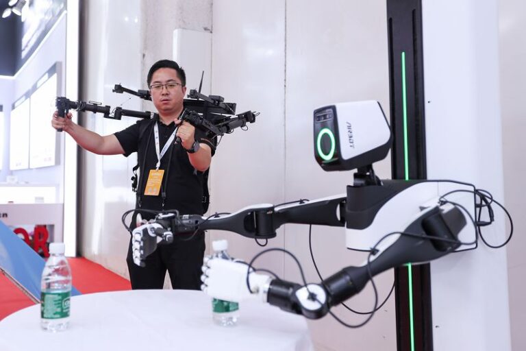 8月21日，2024世界機器人大會在北京開幕，大會以“共育新質生產力 共享智能新未來”為主題。圖為觀眾自行操控機器人。 中新社