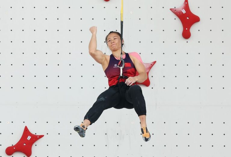 8月7日，中國選手鄧麗娟在半決賽後慶祝勝利。新華社
