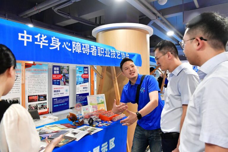 出席活動的嘉賓在特教人才融合發展展示區參觀。 中新社